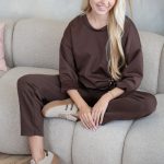 Komplet z ozdobną broszką – bluzka i spodnie Czekoladowy – Starivra 1