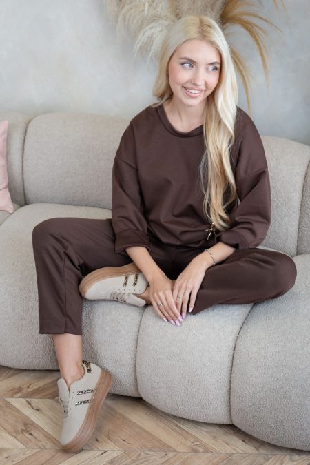 Komplet z ozdobną broszką – bluzka i spodnie Czekoladowy – Starivra 1