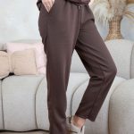 Komplet z ozdobną broszką – bluzka i spodnie Czekoladowy – Starivra 3