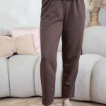 Komplet z ozdobną broszką – bluzka i spodnie Czekoladowy – Starivra 4