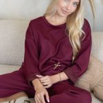 Komplet z ozdobną broszką – bluzka i spodnie Bordowy – Starivra 1