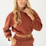 Komplet damski mini hoodie i jogger Ceglasty – Minvessa 2