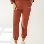 Komplet damski mini hoodie i jogger Ceglasty – Minvessa 3