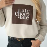 Bluza z nadrukiem Late Chocolate Beżowy – Serynne 4