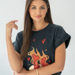 T-shirt z nadrukiem płomień i czaszki Grafitowy – Ignivra 1
