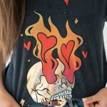 T-shirt z nadrukiem płomień i czaszki Grafitowy – Ignivra 4
