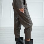 Spodnie eko skóra na gumce Czekoladowy – Tavirelle 3