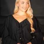 Bluzka damska z falbankami Czarny – Delivra 3