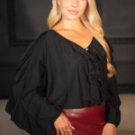 Bluzka damska z falbankami Czarny – Delivra 2