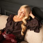 Bluzka damska z falbankami Czekoladowy – Delivra 3