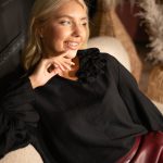 Bluzka z kwiatem przy dekolcie Czarny – Florivellea 1