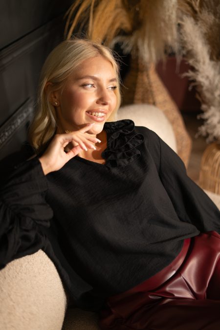 Bluzka z kwiatem przy dekolcie Czarny – Florivellea 1