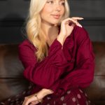 Bluzka z kwiatem przy dekolcie Bordowy – Florivellea 3