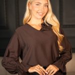 Bluzka z kwiatem przy dekolcie Czekoladowy – Florivellea 3