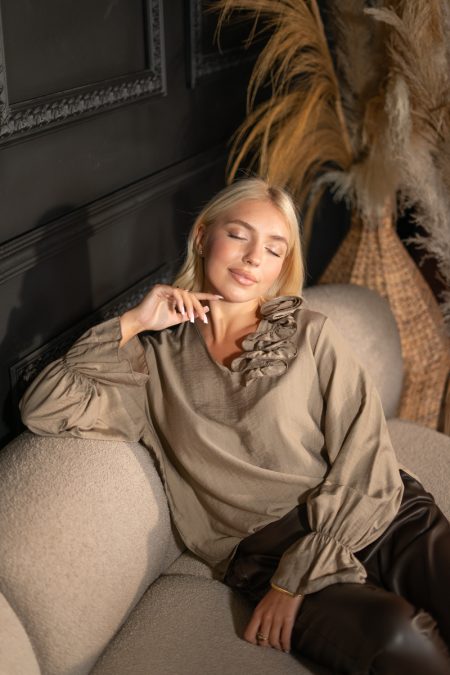 Bluzka z kwiatem przy dekolcie Beżowy – Florivellea 1