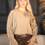 Bluzka z kwiatem przy dekolcie Beżowy – Florivellea 4