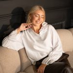 Bluzka z kwiatem przy dekolcie Biały – Florivellea 1