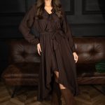 Sukienka z falbankami i paskiem Czekoladowy – Marivellea 1