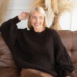 Sweter moherowy oversize Czekoladowy – Moirenne 4