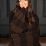 Mięsisty sweter damski w paski Czekoladowy – Stravira 2