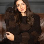 Mięsisty sweter damski w paski Czekoladowy – Stravira 3