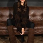 Mięsisty sweter damski w paski Czekoladowy – Stravira 4