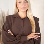 Koszulka z poduszkami na ramionach Czekoladowy – Tiviora 1