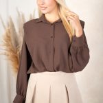 Koszulka z poduszkami na ramionach Czekoladowy – Tiviora 2