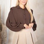 Koszulka z poduszkami na ramionach Czekoladowy – Tiviora 3