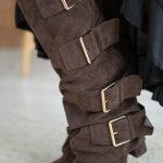 Kozaki damskie zamszowe z klamrami Czekoladowy – Falirra 3