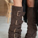 Kozaki damskie zamszowe z klamrami Czekoladowy – Falirra 1