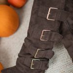 Kozaki damskie zamszowe z klamrami Czekoladowy – Falirra 2