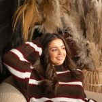 Sweter w paski oversize Czekoladowy – Melivane 2