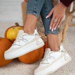 Sneakersy ze sznurówkami w cyrkonie Beżowy – Omivelle 4