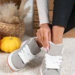 Sneakersy z ozdobnymi aplikacjami Szary – Valesira 2