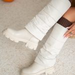 Kozaki damskie z wysoką cholewką i perełkami Beżowy – Peravelle 2