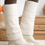 Kozaki damskie z wysoką cholewką i perełkami Beżowy – Peravelle 1