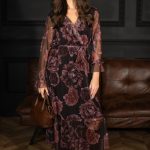 Sukienka tiulowa długa z kopertowym dekoltem Czekoladowy – Isavira 1