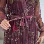 Sukienka tiulowa długa z kopertowym dekoltem Śliwkowy – Isavira 4