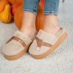 Kapcie na platformie z emblematem Czekoladowy – Cosyrelle 2