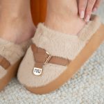 Kapcie na platformie z emblematem Czekoladowy – Cosyrelle 4