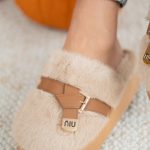 Kapcie na platformie z emblematem Czekoladowy – Cosyrelle 1