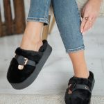 Kapcie na platformie z emblematem Czarny – Cosyrelle 2