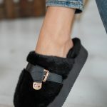 Kapcie na platformie z emblematem Czarny – Cosyrelle 4