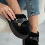 Kapcie na platformie z emblematem Czarny – Cosyrelle 1