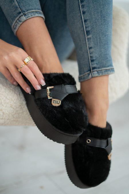 Kapcie na platformie z emblematem Czarny – Cosyrelle 1