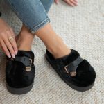 Kapcie na platformie z emblematem Czarny – Cosyrelle 3