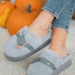 Kapcie na platformie z emblematem Szary – Cosyrelle 3