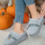 Kapcie na platformie z emblematem Szary – Cosyrelle 2