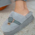 Kapcie na platformie z emblematem Szary – Cosyrelle 4